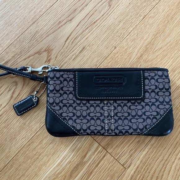 Coach Clutch - Picture 1 of 1